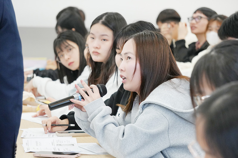 質問に答える留学生