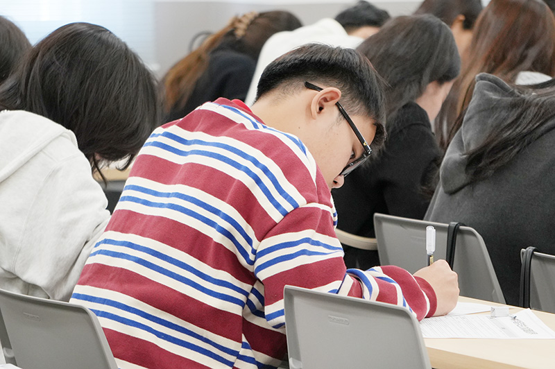 ワークに取り組む留学生