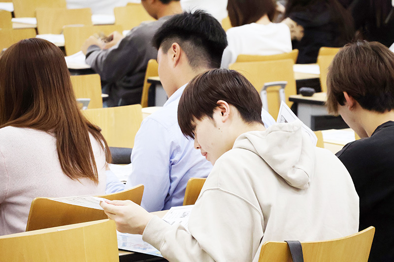資料を確認する学生