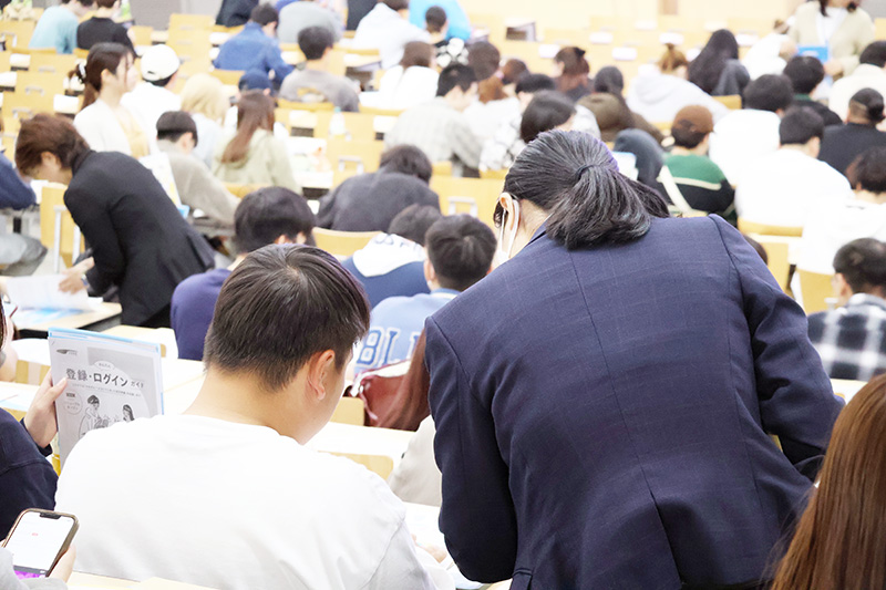 就職サイトへの登録をする学生