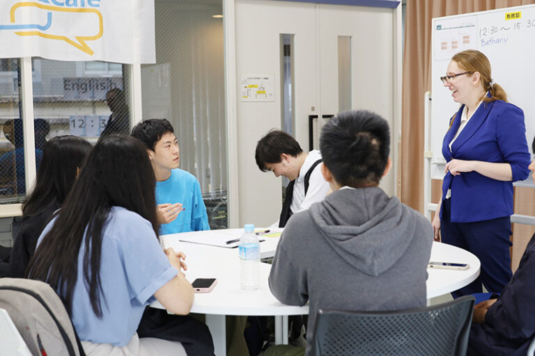 今年度で5年目！ ネイティブ講師と英語のフリートークが楽しめる『English Café』がスタートのサムネイル