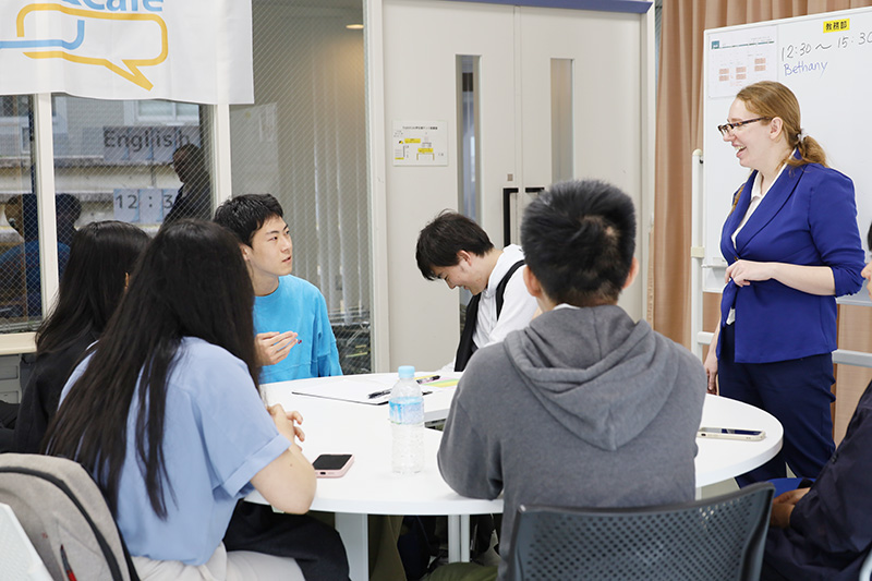 今年度で5年目！ ネイティブ講師と英語のフリートークが楽しめる『English Café』がスタート