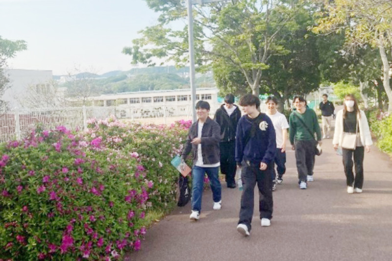 赤道を歩くゼミ生たち