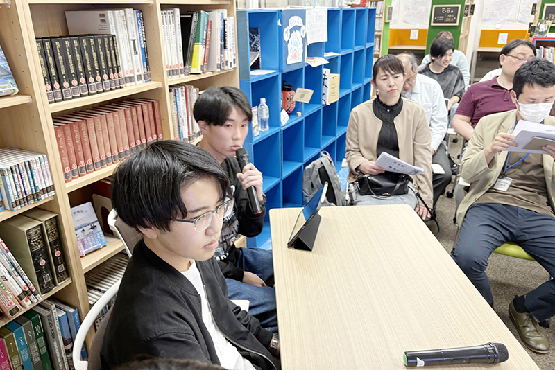 取り組みを発表する3年生のゼミ生