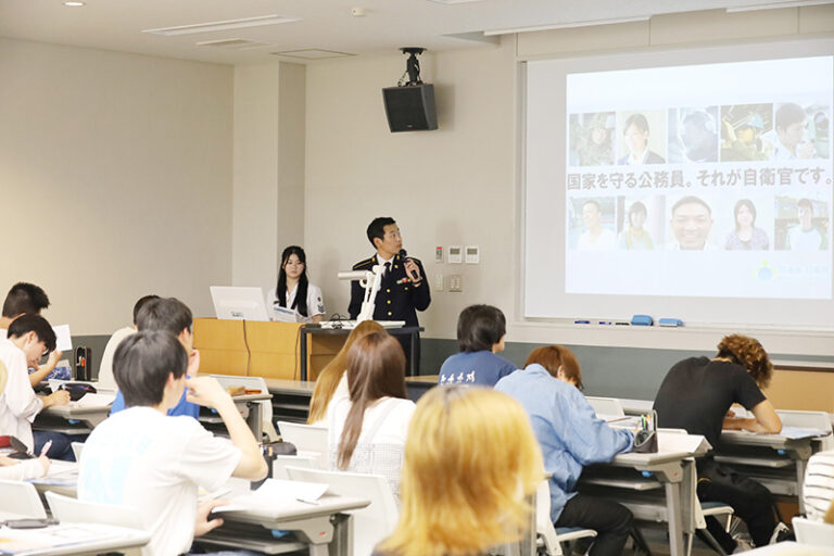 現職の自治体職員の講義や実際の公務員試験対策を行う『公務員特別演習』のサムネイル