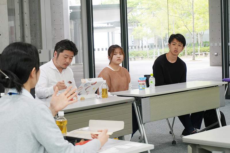 猪名川町役場の方の話を聞く学生