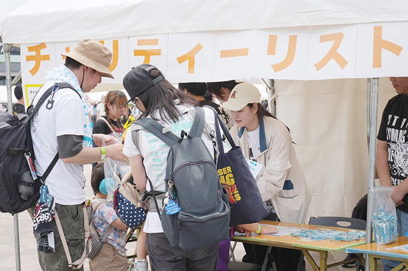 チャリティリストバンドを販売する学生