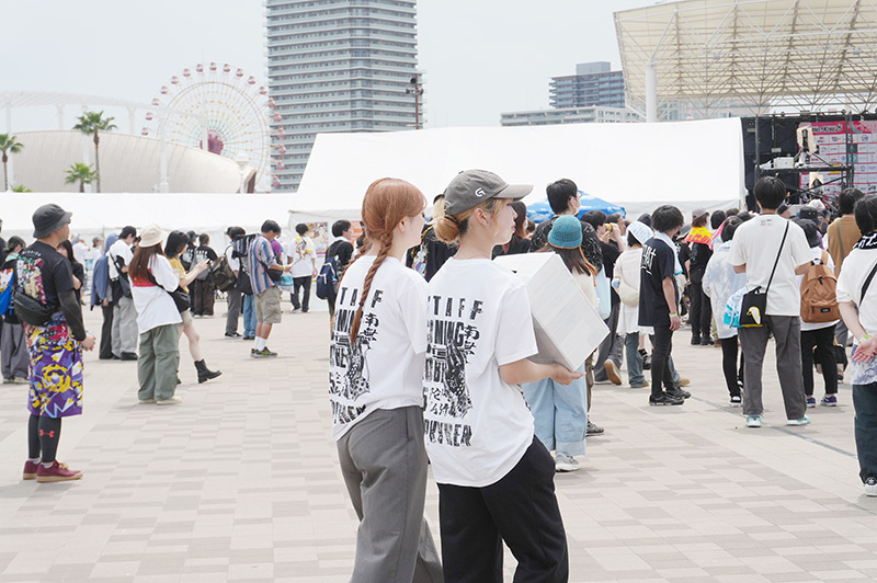 会場内を移動しながら募金を呼びかけ