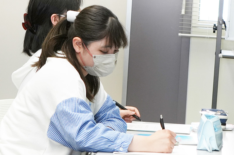 メモを取るゼミ生