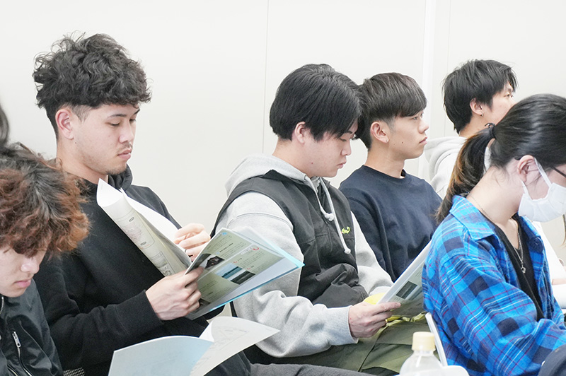 資料に見入るゼミ生
