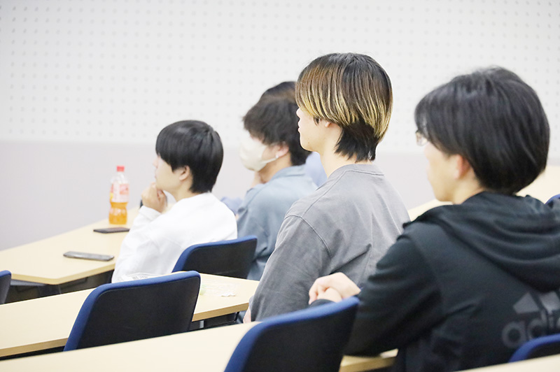 話を聞く参加学生