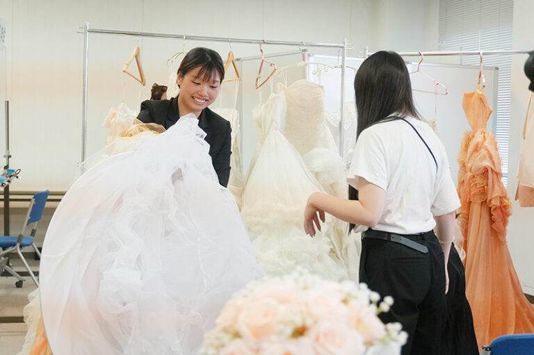 学生×新郎新婦、初対面！ドレスフィッティングから演出アイデアまで――いよいよ始動した“本番づくり”／キャリアアップセミナー（ブライダル）のサムネイル