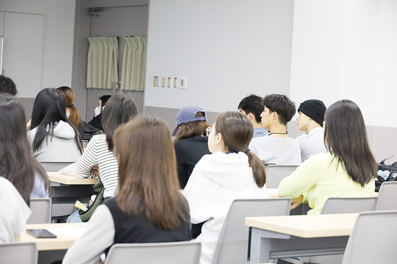 説明会に参加した学生たち