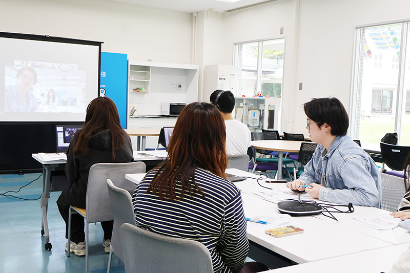 質問する留学生