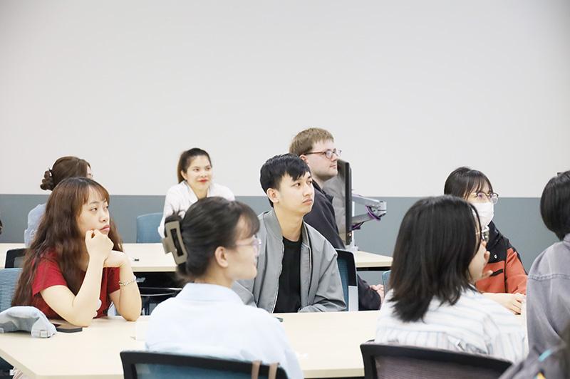真剣に耳を傾ける留学生たち
