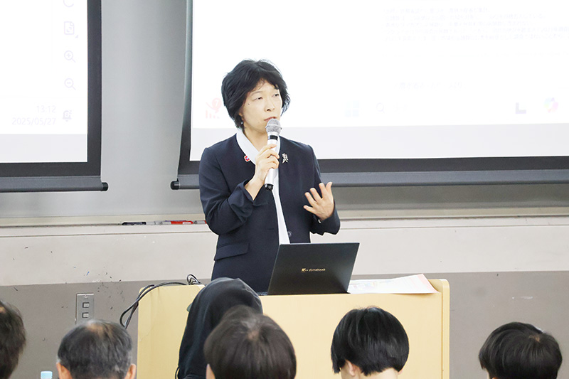 消費者庁長官　新井ゆたか氏