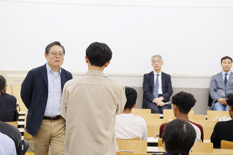 質問する学生