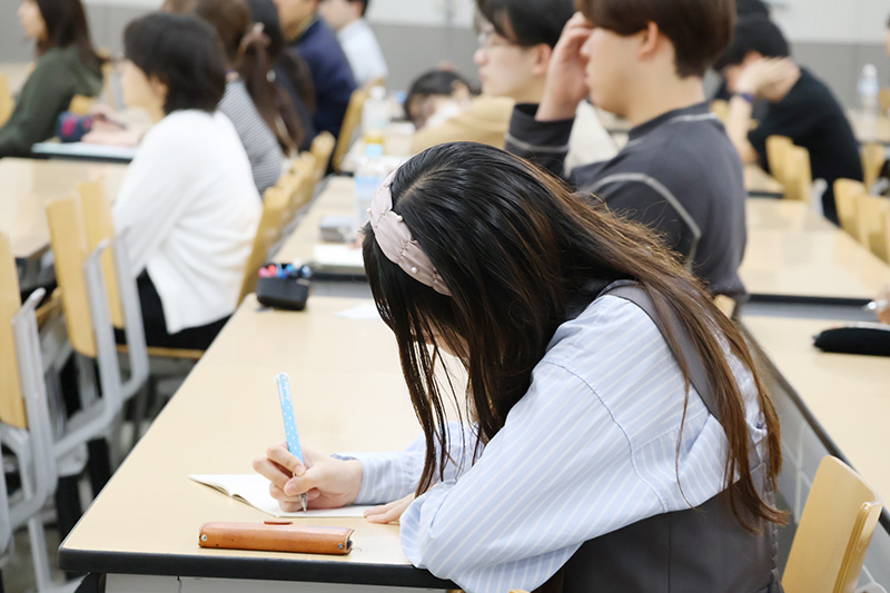 メモを取る学生
