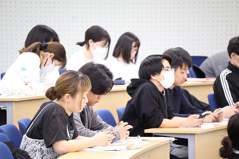 ワークに臨む学生