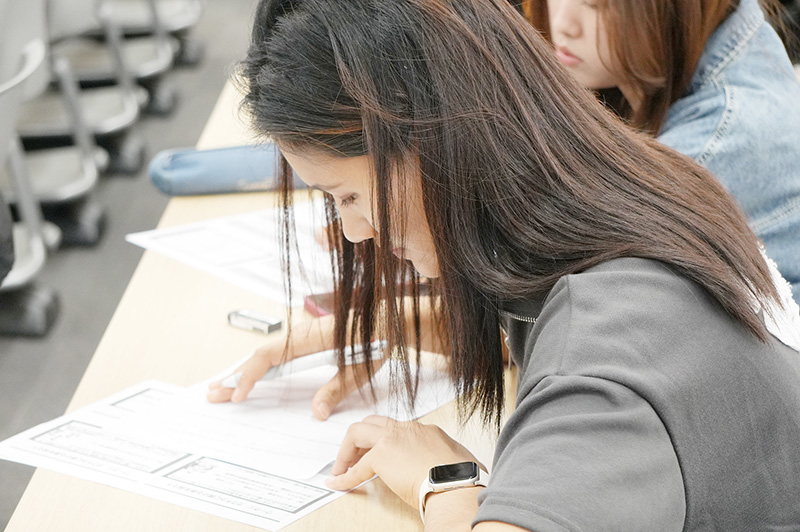 ワークに取り組む留学生
