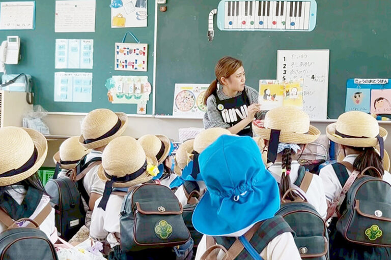 人前で話す力を育てる。Libroが幼稚園で『絵本の読み聞かせ』を実施のサムネイル