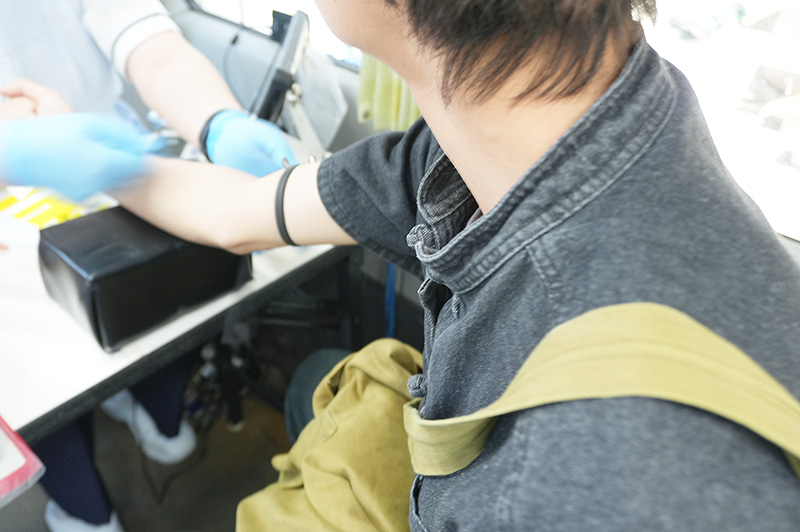 血圧を測る学生