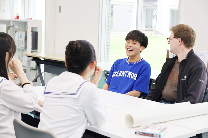 談笑する留学生と高校生