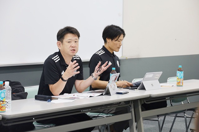 感謝を述べるレッドハリケーンズ大阪担当者