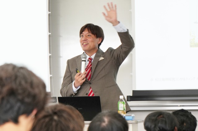 『専門基礎演習』特別講義レポート｜卒業生が語る「夢の見つけ方、そして“天職”に出会うまで」のサムネイル