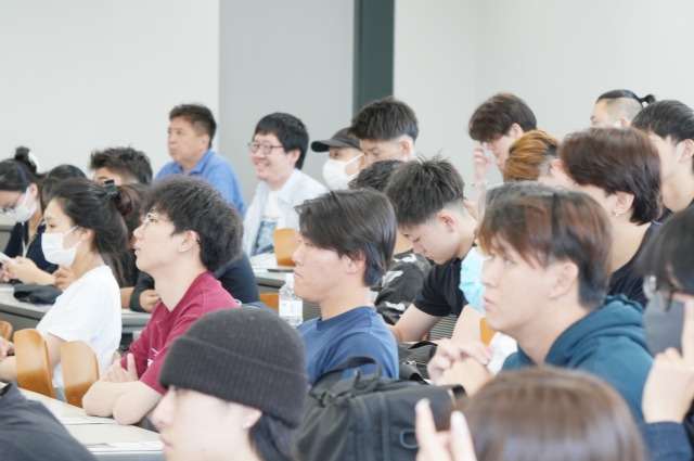 話に真剣に耳を傾ける学生たち