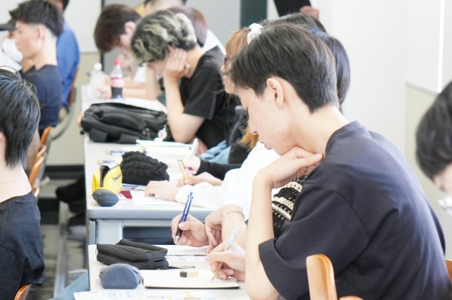 メモを取る学生たち