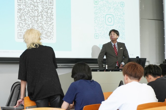 悩みを相談する学生