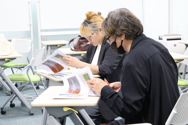 資料に見入る船越夫妻