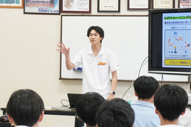 講義をするゼミ生