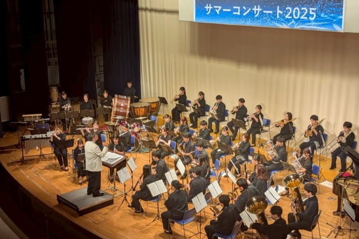 演奏する学生1