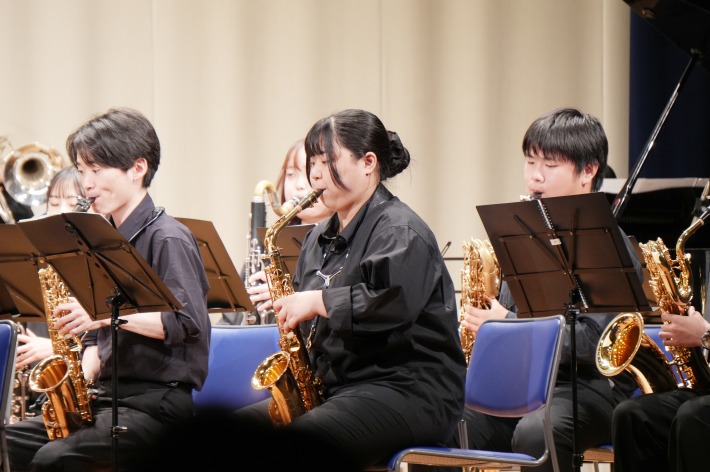 演奏する学生2