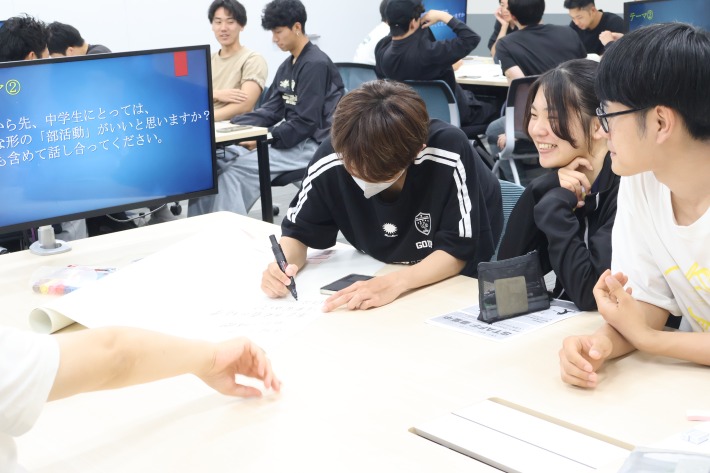 意見交換を行う