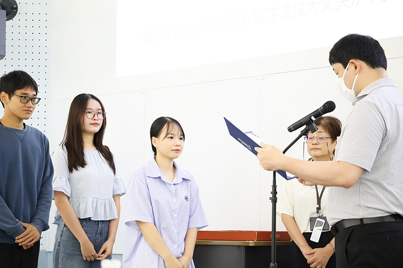 審査