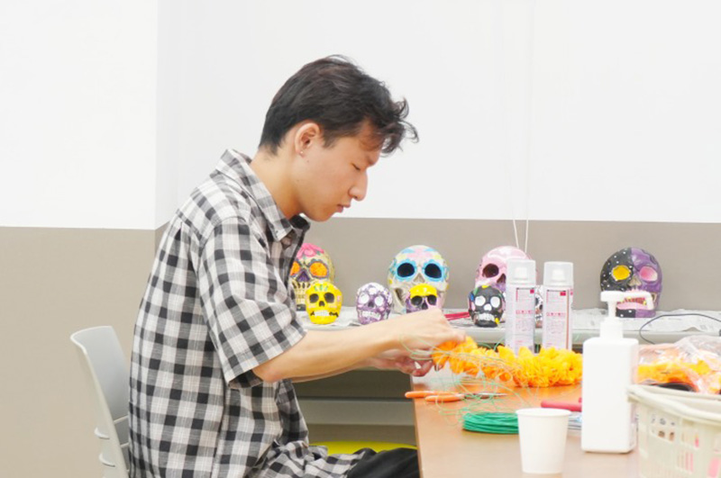 マリーゴールドの装飾制作するゼミ生