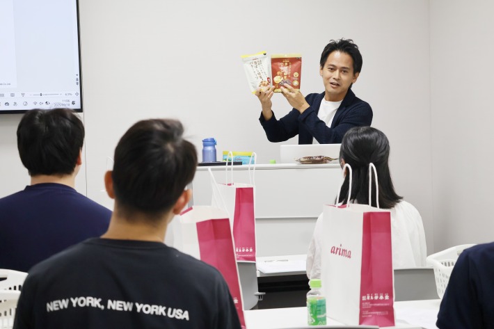 新たな取り組みなどについても説明する有馬康人氏