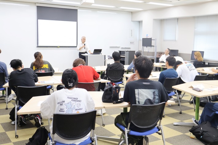 新聞記者から学ぶ“聞く力”　公務員特別演習Ⅰで特別講義のサムネイル