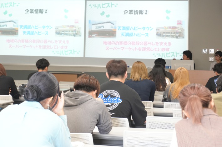 企業説明を聞く学生たち