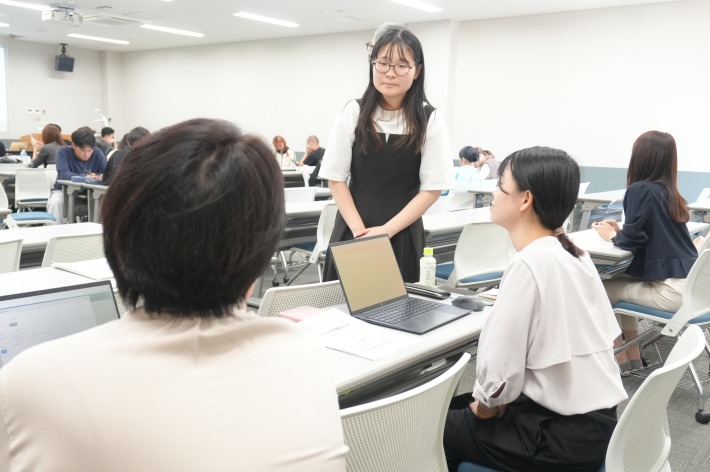 グループに分かれて調査