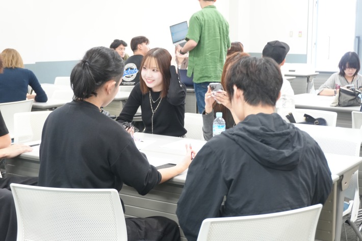 チーム内で意見を出し合う学生たち