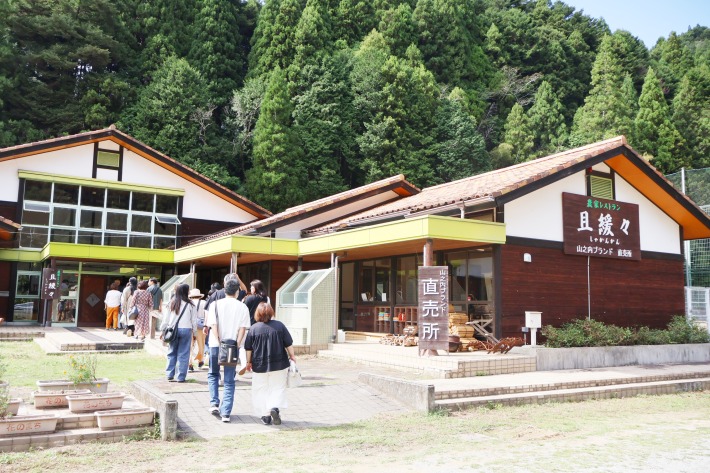昼食は『農家レストラン且緩々』へ