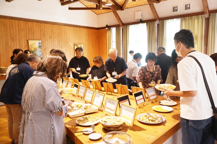 地元で採れたフレッシュな野菜料理を堪能