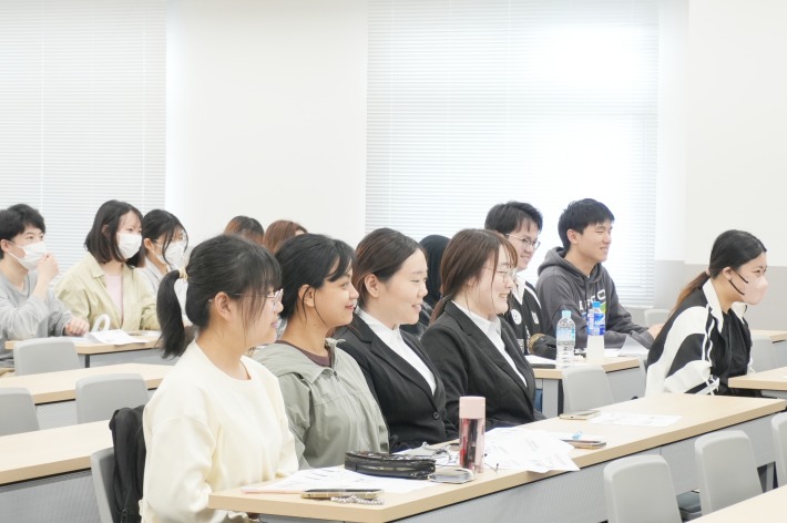 口角を上げて笑顔を作る練習