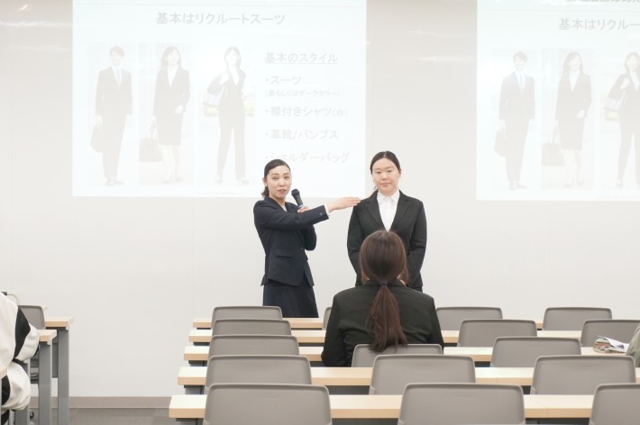 講師が着こなしをチェック