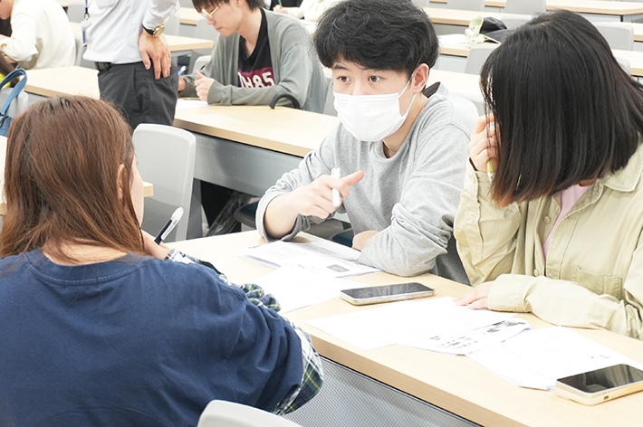 留学生たちがワークに挑戦