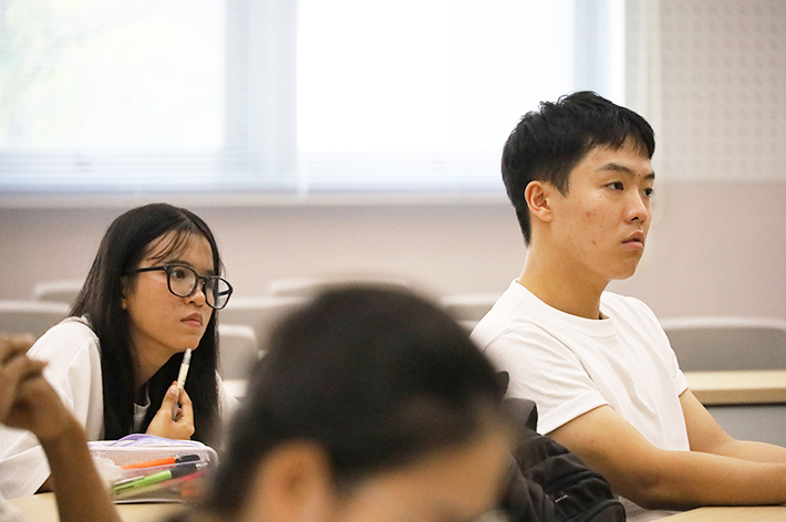 先輩たちの体験談に聞き入る1・2年生